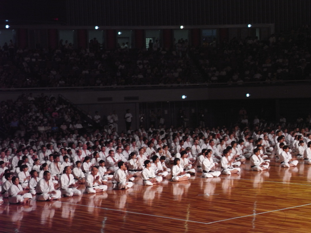 Photo d'un large groupe de pratiquants au japon